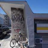 La parete che la sostiene � stata inoltre imbrattata negli anni da murales